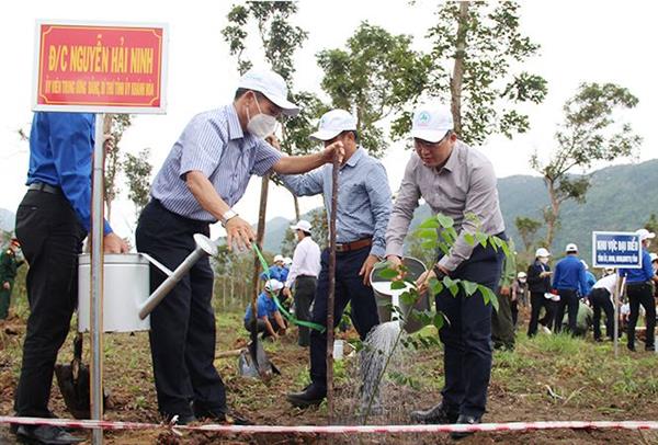 Bí thư Tỉnh ủy Nguyễn Hải Ninh (bìa phải) tham gia trồng cây tại lễ phát động